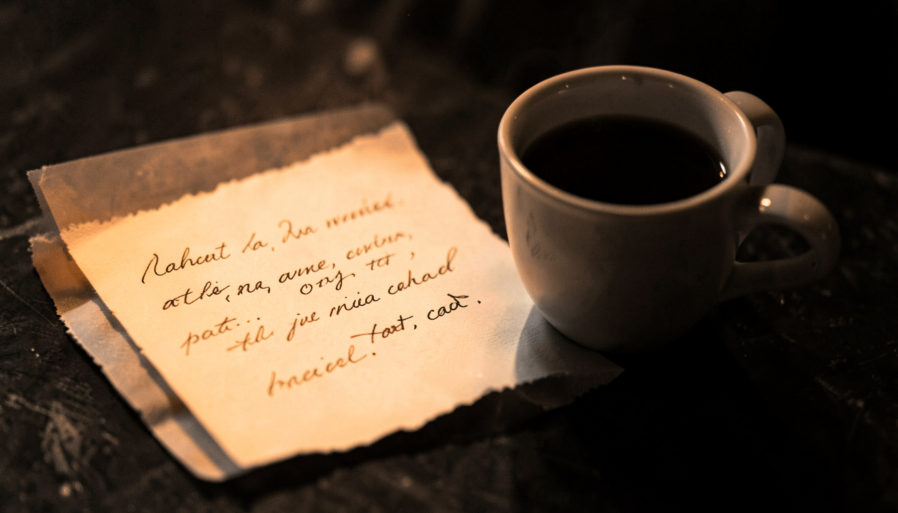 Lettera scritta a mano su carta avorio accanto a una tazza di caffè, luce morbida e atmosfera intima e riflessiva